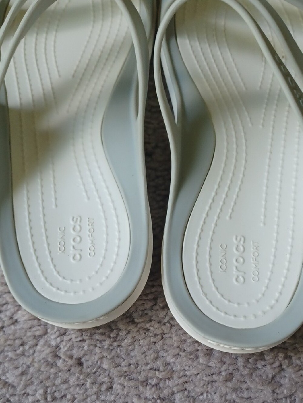 CROCS Women’s Gray and White Strappy Slide Sandals Sz 8 - Picture 2 of 4